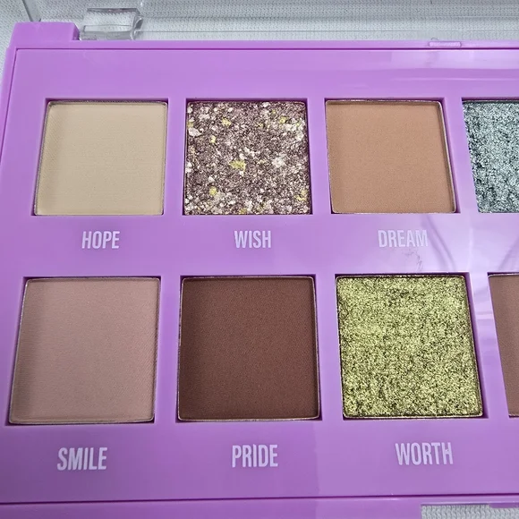 NIB FORMULA Z Pretty Magic Eyeshadow Palette - Picture 2 of 4